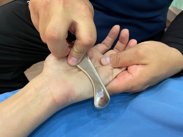 在肌肉緊繃的狀態下，身體必須要透過按摩、伸展、筋膜球都有相當優異的紓解效果。而筋膜刀是讓筋膜層的水分和玻尿酸迅速回填，藉此來達到肌群需要放鬆效益。