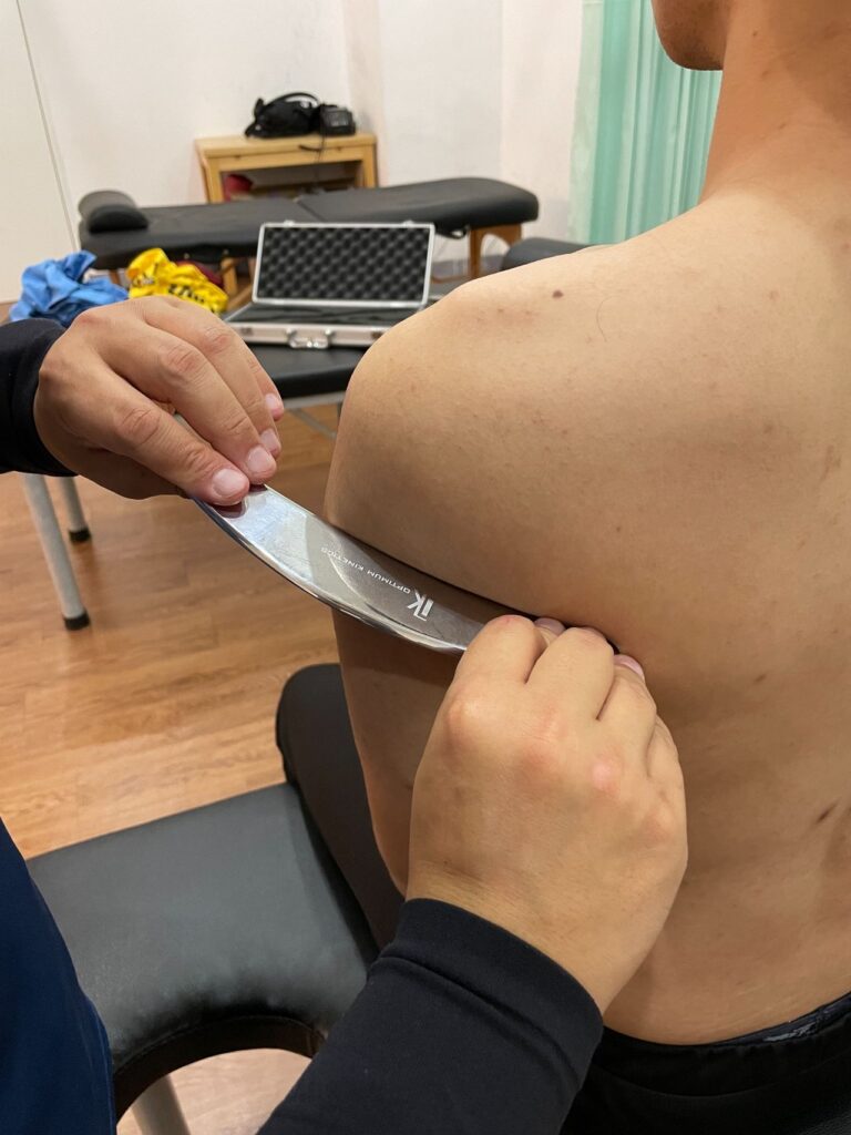 在肌肉緊繃的狀態下，身體必須要透過按摩、伸展、筋膜球都有相當優異的紓解效果。而筋膜刀是讓筋膜層的水分和玻尿酸迅速回填，藉此來達到肌群需要放鬆效益。