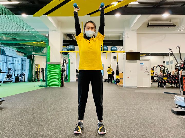 你聽過肌少症這個名詞嗎?這種這幢較常出現在不常運動的年輕女性,或是不常運動的長輩族群。檢測自身有無肌少症的辦法很簡單,如果你發現拇指跟食指圈起來無法包住,或是剛好可以包覆住小腿肚,那就表示肌肉發育正常。反之手指包住小腿仍有部分空間的話,這代表肌少症發生在你身上的機會非常高。