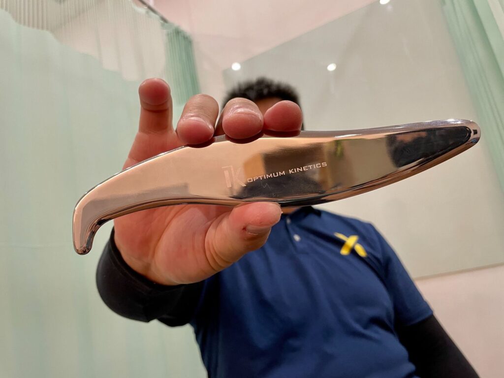 
<筋膜刀對照解說表>
TOOL.1 彎月刀

彎月刀最長會使用在手臂、小腿兩處。刀體兩面的切角角度不盡相同，凸邊稍微鈍一點，凹邊偏利。在操作刮的動作時，針對不同的程度和部位，如果需要力量集中一點，就會使用凹面。如果對應大範圍表層部位，就會用頓凸面來執行。凸面可以將力量更集中，若需要單點深壓的話也可以利用到。