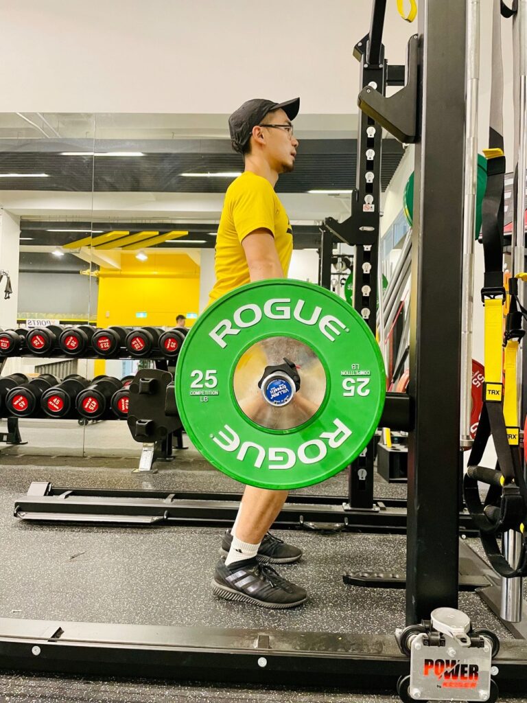 蠻多高爾夫愛好者都有椎間盤突出這的困擾,許多球友都曾聽過「你的腰要轉」的建議,但其實該轉的並不是腰,而是擊球時利用髖關節去帶動身體,因此叫轉髖才正確。