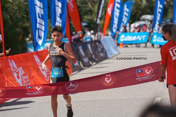 針對12歲以上和社會人士，若有志挑戰鐵人三項，那台北大學 <XPORTS 游泳學院> 的大鐵人訓練班將是你的指引明燈。對於想要增進游泳技術的鐵友，也能透過團練來精進泳技。