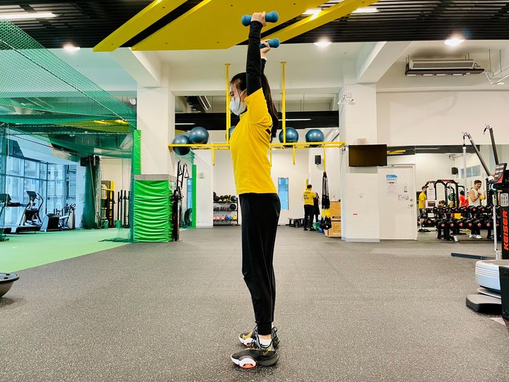 你聽過肌少症這個名詞嗎?這種這幢較常出現在不常運動的年輕女性,或是不常運動的長輩族群。檢測自身有無肌少症的辦法很簡單,如果你發現拇指跟食指圈起來無法包住,或是剛好可以包覆住小腿肚,那就表示肌肉發育正常。反之手指包住小腿仍有部分空間的話,這代表肌少症發生在你身上的機會非常高。