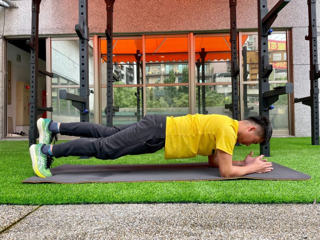 做大肌肉群的發力動作時，必須在核心穩定的前提下，才可以讓其他肌訓群發揮最大的輸出。所以核心運動的時間相當長，如果不夠強壯就會造成其他肌肉群的代償問題！