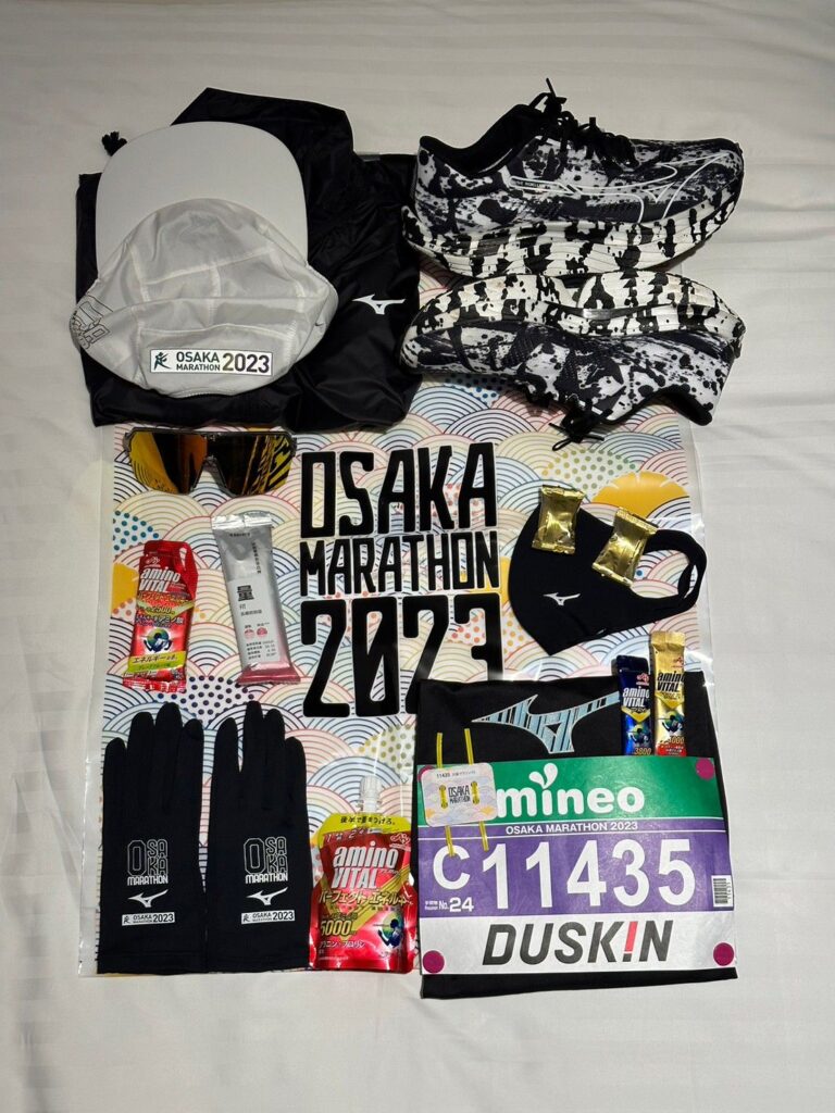 成功抽中大阪馬拉松的選手，建議大賽前一天就可以前往報到處領取物資。大阪馬有公開下載防疫APP要先設定好，前兩週得上傳健康自主管理，每天回報自身狀況。

