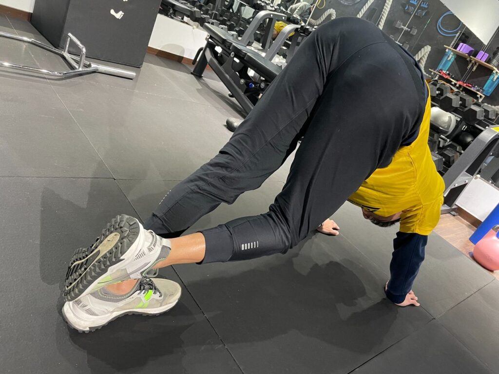 跑步後做收操是為了幫助身體恢復正常狀態，減少跑步帶來的壓力和疲勞。收操可以使肌肉放鬆，促進血液循環，消除乳酸和其他代謝物質，以及預防肌肉和關節的傷害。