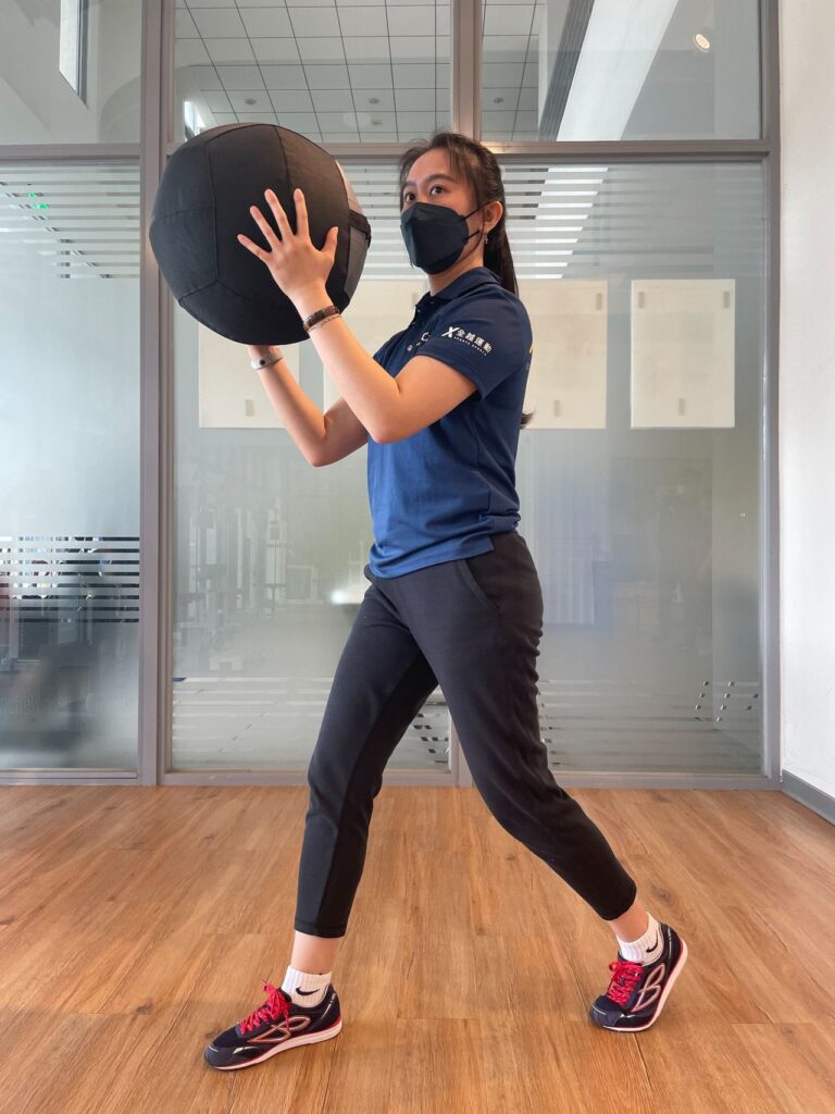 藥球當作訓練負重的器材相當實際，如果沒時間前往健身房，也可在家用裝水的寶特瓶或書本等物體替代。建議一開始的重量先別管輕重，以要求動作的穩定跟標準為首要關注的重點。