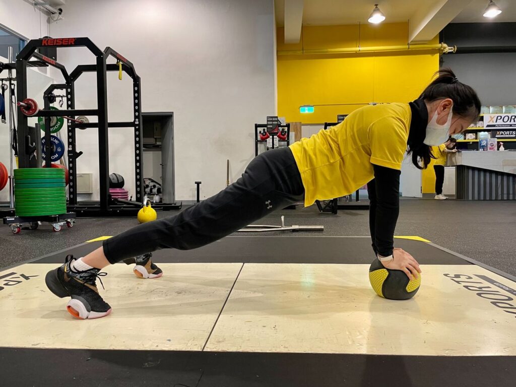 肌少症的族群因為肌肉量比較少,加上女性對重量會有恐懼感,此時可以拿看起來「和藹可親」的藥球來做練習。我們將提供三種加強肌力的訓練方式,一起來試看看吧!