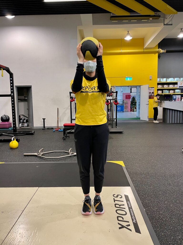 肌少症的族群因為肌肉量比較少,加上女性對重量會有恐懼感,此時可以拿看起來「和藹可親」的藥球來做練習。我們將提供三種加強肌力的訓練方式,一起來試看看吧!