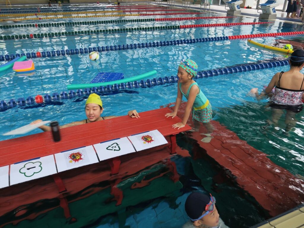 口碑極佳的 XPORTS 水上嘉年華又來囉！游泳學院舉辦的這場充滿歡樂氣氛的水上活動，不但設計出精采豐富的水上關卡，並且結合時事讓小朋友共同組隊闖關。

