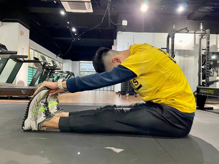 跑步後做收操是為了幫助身體恢復正常狀態，減少跑步帶來的壓力和疲勞。收操可以使肌肉放鬆，促進血液循環，消除乳酸和其他代謝物質，以及預防肌肉和關節的傷害。