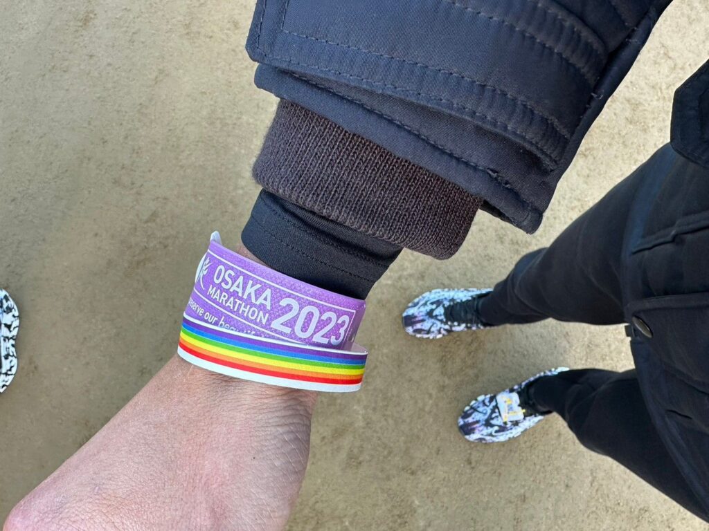 成功抽中大阪馬拉松的選手，建議大賽前一天就可以前往報到處領取物資。大阪馬有公開下載防疫APP要先設定好，前兩週得上傳健康自主管理，每天回報自身狀況。

