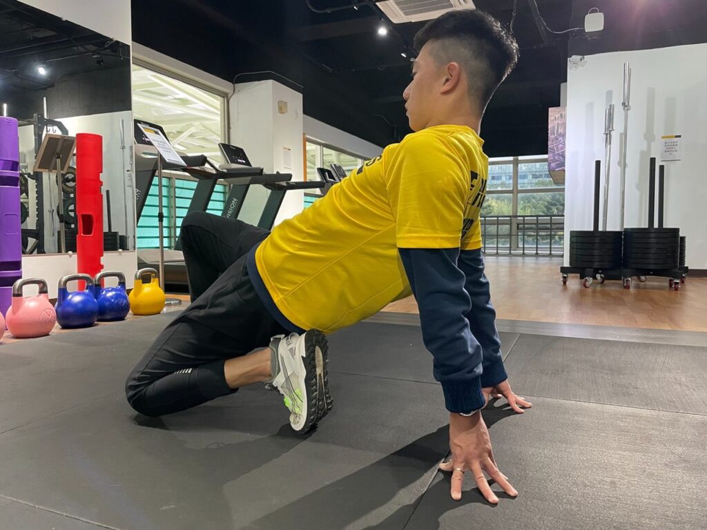 跑步後做收操是為了幫助身體恢復正常狀態，減少跑步帶來的壓力和疲勞。收操可以使肌肉放鬆，促進血液循環，消除乳酸和其他代謝物質，以及預防肌肉和關節的傷害。