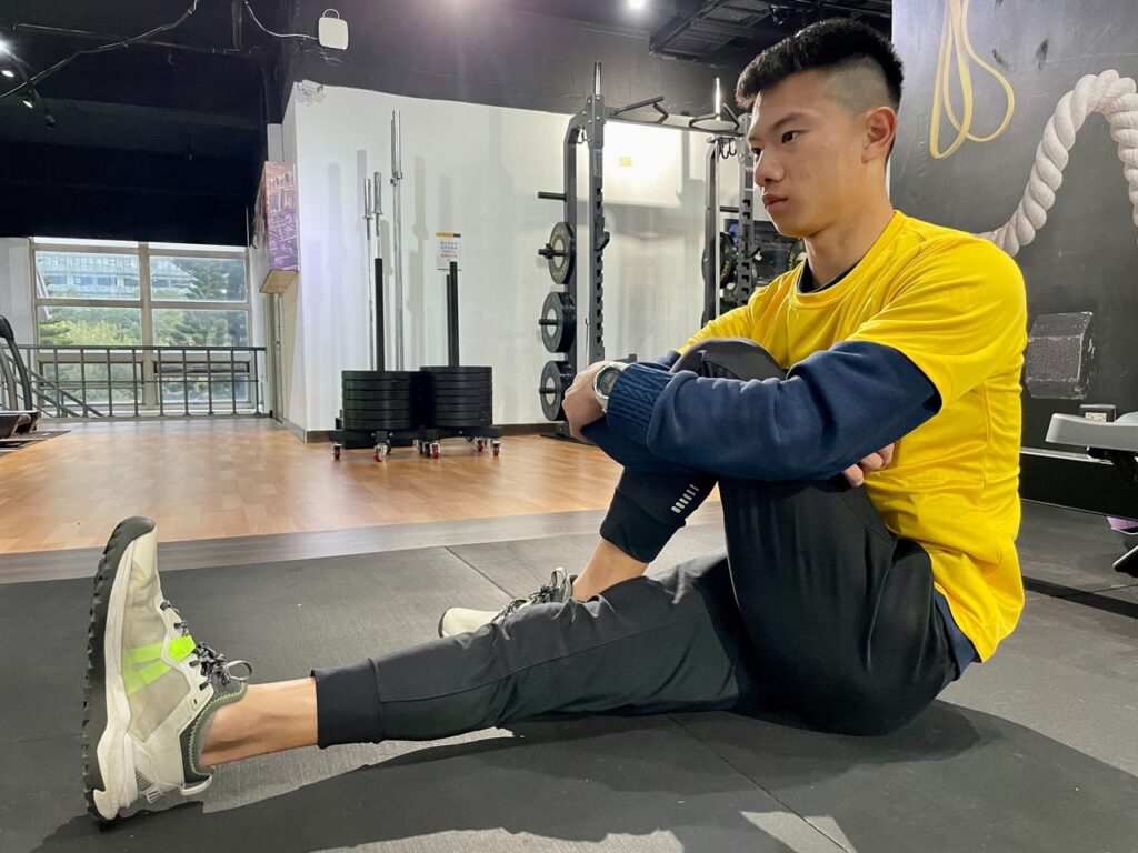 跑步後做收操是為了幫助身體恢復正常狀態，減少跑步帶來的壓力和疲勞。收操可以使肌肉放鬆，促進血液循環，消除乳酸和其他代謝物質，以及預防肌肉和關節的傷害。