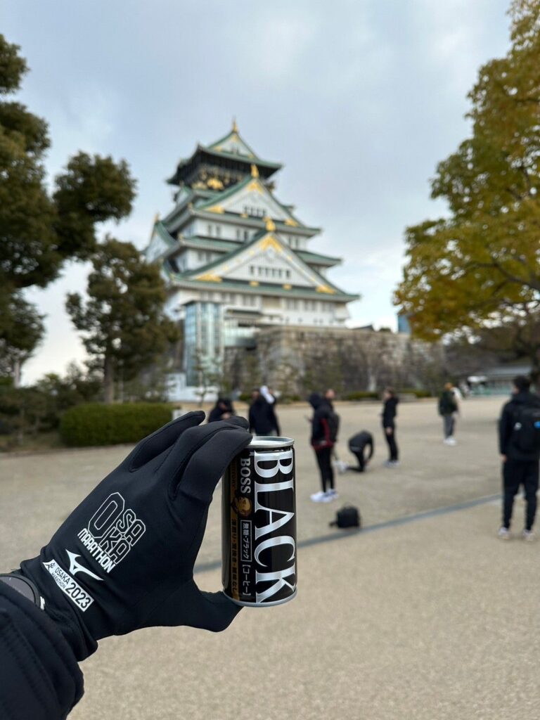 成功抽中大阪馬拉松的選手，建議大賽前一天就可以前往報到處領取物資。大阪馬有公開下載防疫APP要先設定好，前兩週得上傳健康自主管理，每天回報自身狀況。

