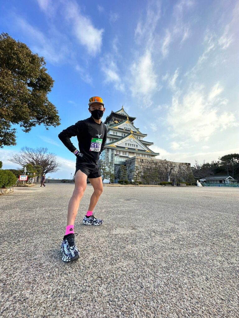 成功抽中大阪馬拉松的選手，建議大賽前一天就可以前往報到處領取物資。大阪馬有公開下載防疫APP要先設定好，前兩週得上傳健康自主管理，每天回報自身狀況。

