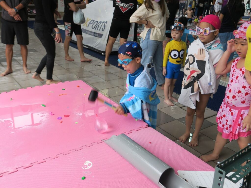 口碑極佳的 XPORTS 水上嘉年華又來囉！游泳學院舉辦的這場充滿歡樂氣氛的水上活動，不但設計出精采豐富的水上關卡，並且結合時事讓小朋友共同組隊闖關。

