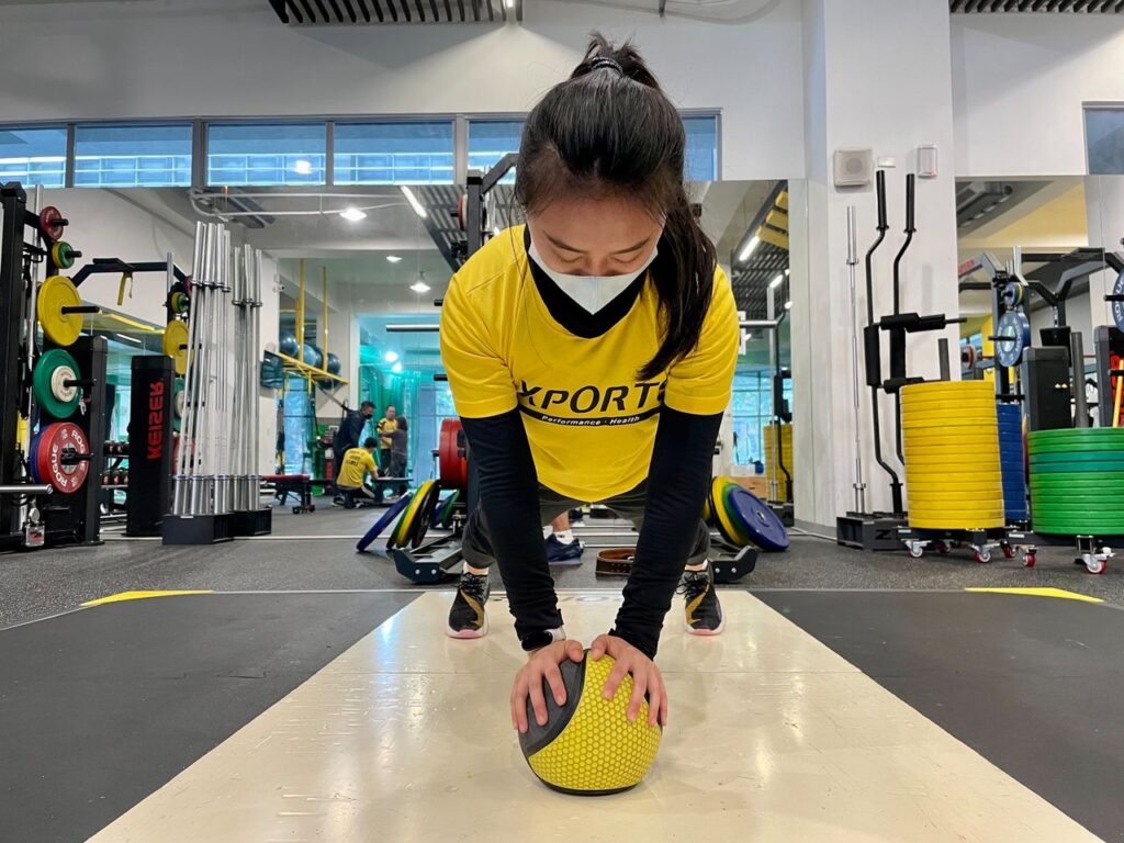 肌少症的族群因為肌肉量比較少,加上女性對重量會有恐懼感,此時可以拿看起來「和藹可親」的藥球來做練習。我們將提供三種加強肌力的訓練方式,一起來試看看吧!