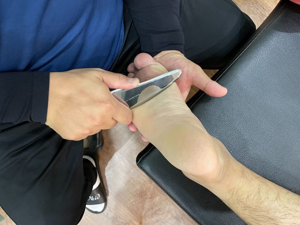 運動訓練完後,身體肌群會出現疲勞以及筋膜水分的喪失情況,都非常適合用筋膜刀來恢復。只要順著肌肉紋路刮,並做好橫向清除結痂,如此就能盡快讓身體組織康復。