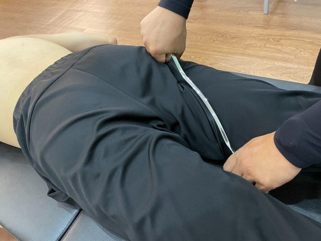 運動訓練完後,身體肌群會出現疲勞以及筋膜水分的喪失情況,都非常適合用筋膜刀來恢復。只要順著肌肉紋路刮,並做好橫向清除結痂,如此就能盡快讓身體組織康復。