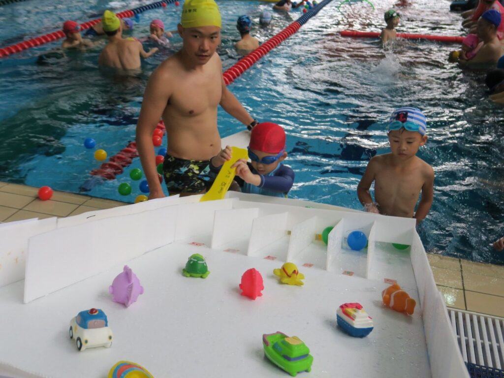 口碑極佳的 XPORTS 水上嘉年華又來囉！游泳學院舉辦的這場充滿歡樂氣氛的水上活動，不但設計出精采豐富的水上關卡，並且結合時事讓小朋友共同組隊闖關。

