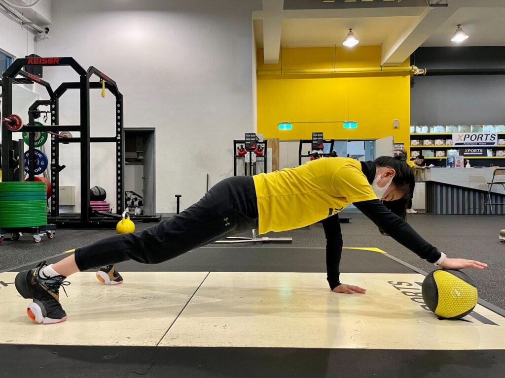 肌少症的族群因為肌肉量比較少,加上女性對重量會有恐懼感,此時可以拿看起來「和藹可親」的藥球來做練習。我們將提供三種加強肌力的訓練方式,一起來試看看吧!