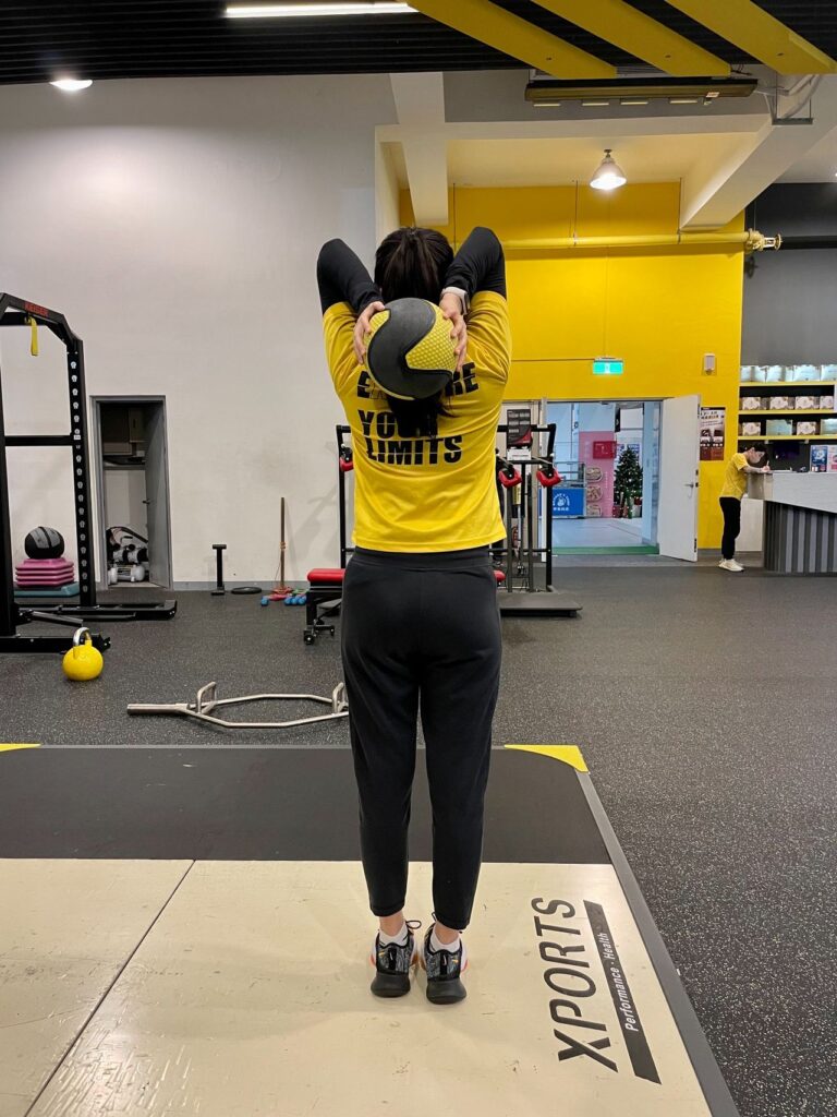 肌少症的族群因為肌肉量比較少,加上女性對重量會有恐懼感,此時可以拿看起來「和藹可親」的藥球來做練習。我們將提供三種加強肌力的訓練方式,一起來試看看吧!