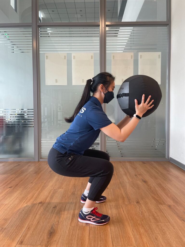 藥球當作訓練負重的器材相當實際，如果沒時間前往健身房，也可在家用裝水的寶特瓶或書本等物體替代。建議一開始的重量先別管輕重，以要求動作的穩定跟標準為首要關注的重點。