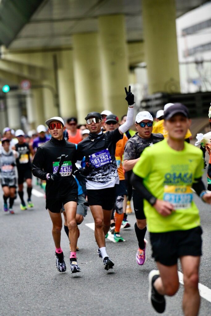 成功抽中大阪馬拉松的選手，建議大賽前一天就可以前往報到處領取物資。大阪馬有公開下載防疫APP要先設定好，前兩週得上傳健康自主管理，每天回報自身狀況。


