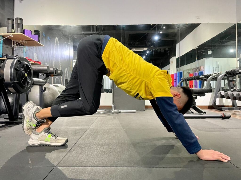 跑步後做收操是為了幫助身體恢復正常狀態，減少跑步帶來的壓力和疲勞。收操可以使肌肉放鬆，促進血液循環，消除乳酸和其他代謝物質，以及預防肌肉和關節的傷害。