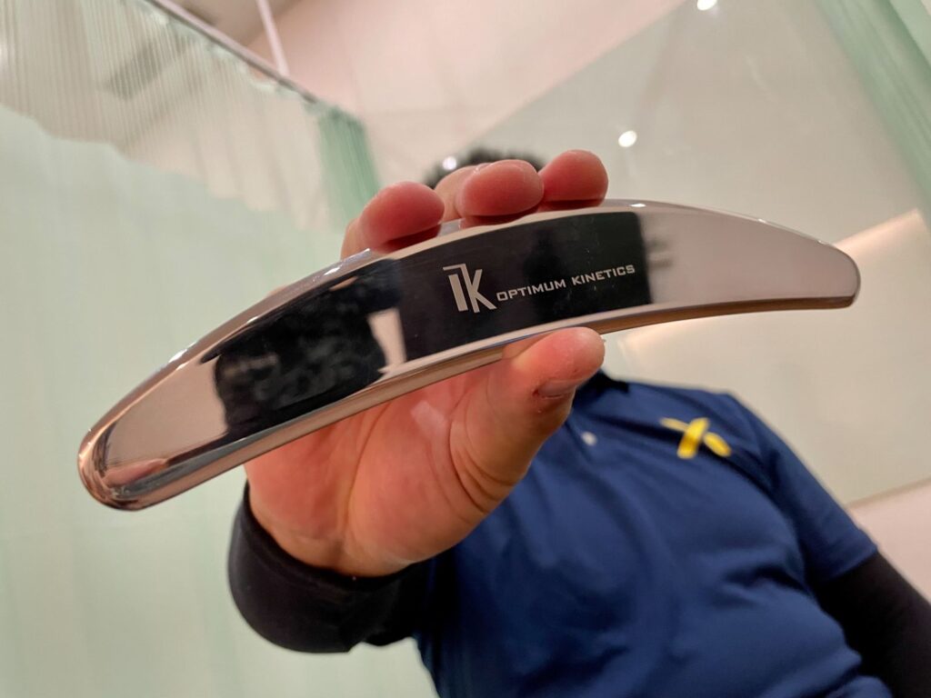 運動訓練完後,身體肌群會出現疲勞以及筋膜水分的喪失情況,都非常適合用筋膜刀來恢復。只要順著肌肉紋路刮,並做好橫向清除結痂,如此就能盡快讓身體組織康復。