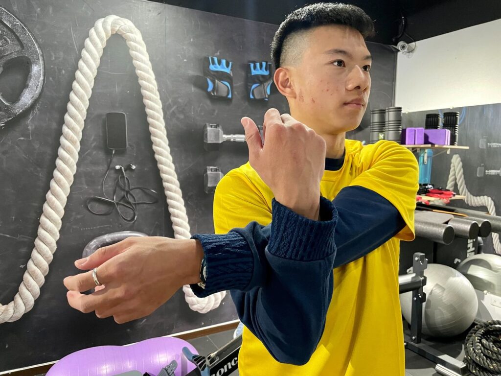 跑步後做收操是為了幫助身體恢復正常狀態，減少跑步帶來的壓力和疲勞。收操可以使肌肉放鬆，促進血液循環，消除乳酸和其他代謝物質，以及預防肌肉和關節的傷害。