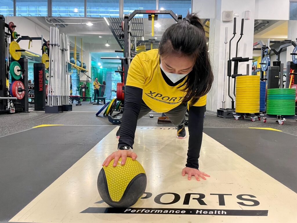 肌少症的族群因為肌肉量比較少,加上女性對重量會有恐懼感,此時可以拿看起來「和藹可親」的藥球來做練習。我們將提供三種加強肌力的訓練方式,一起來試看看吧!