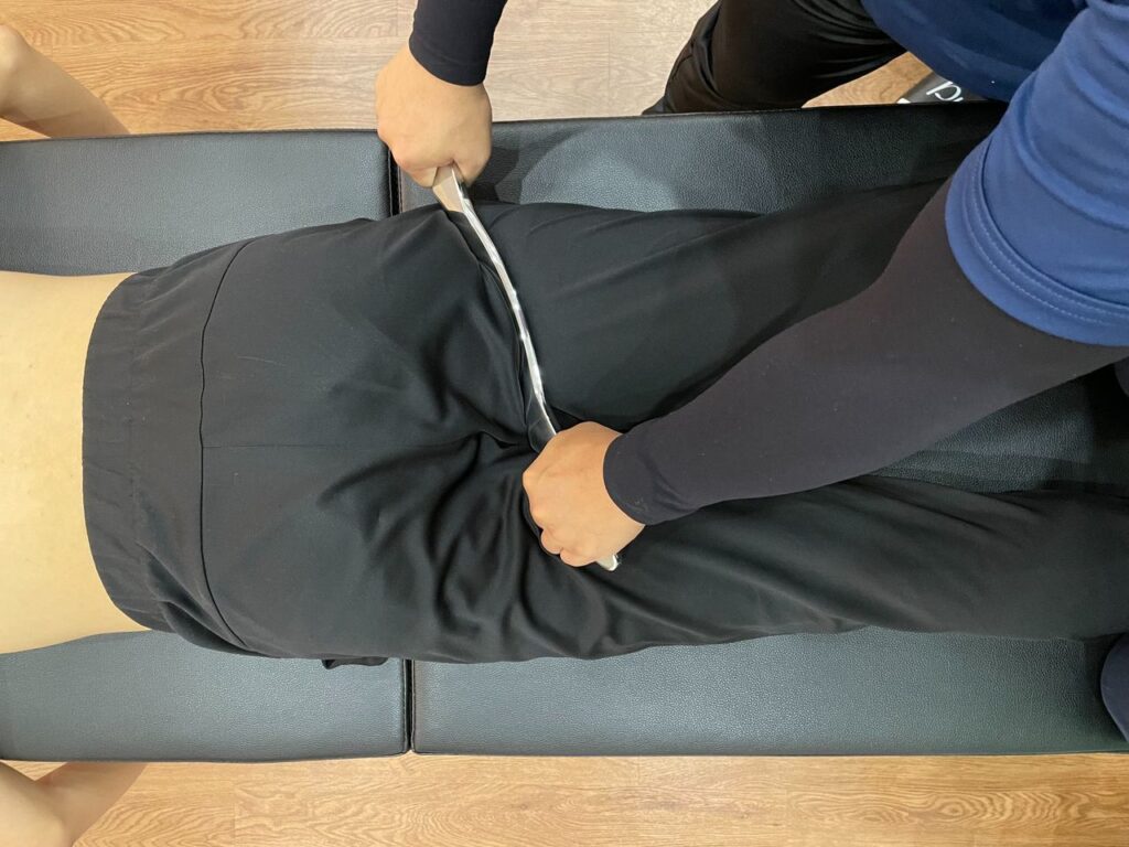 運動訓練完後,身體肌群會出現疲勞以及筋膜水分的喪失情況,都非常適合用筋膜刀來恢復。只要順著肌肉紋路刮,並做好橫向清除結痂,如此就能盡快讓身體組織康復。