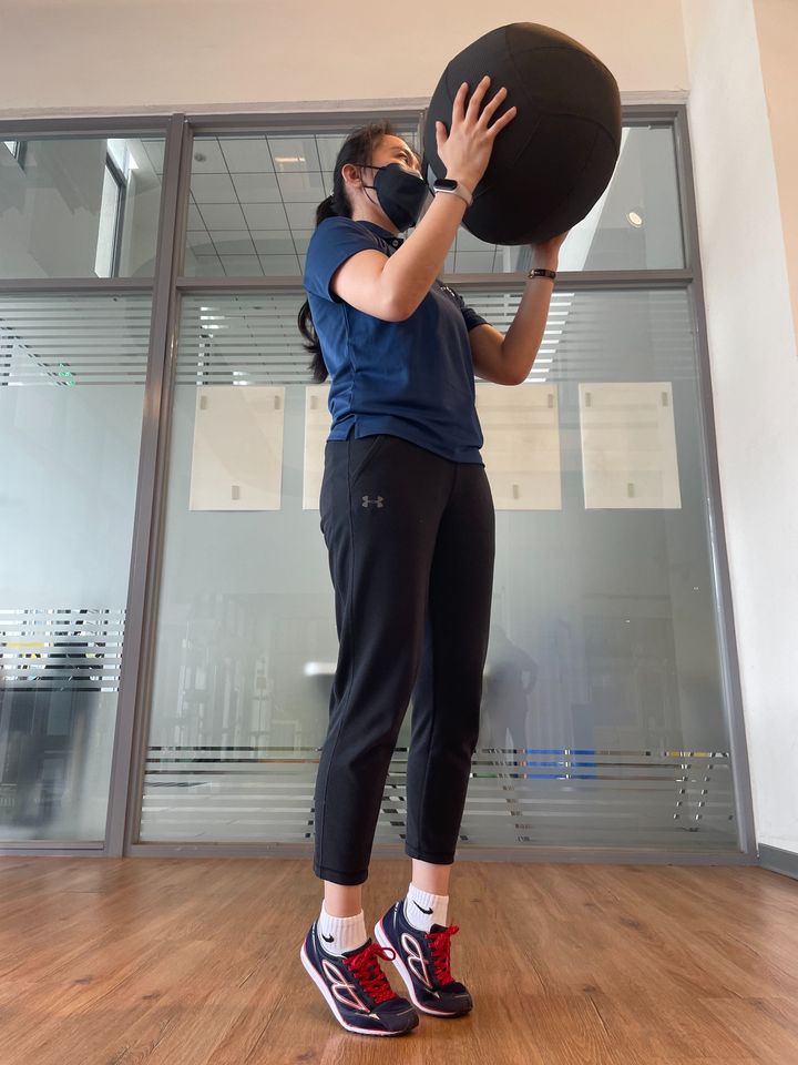 藥球當作訓練負重的器材相當實際，如果沒時間前往健身房，也可在家用裝水的寶特瓶或書本等物體替代。建議一開始的重量先別管輕重，以要求動作的穩定跟標準為首要關注的重點。