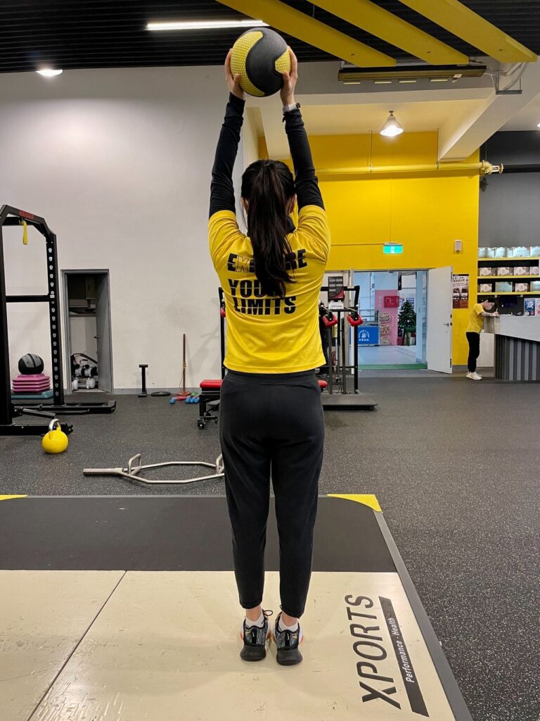 肌少症的族群因為肌肉量比較少,加上女性對重量會有恐懼感,此時可以拿看起來「和藹可親」的藥球來做練習。我們將提供三種加強肌力的訓練方式,一起來試看看吧!