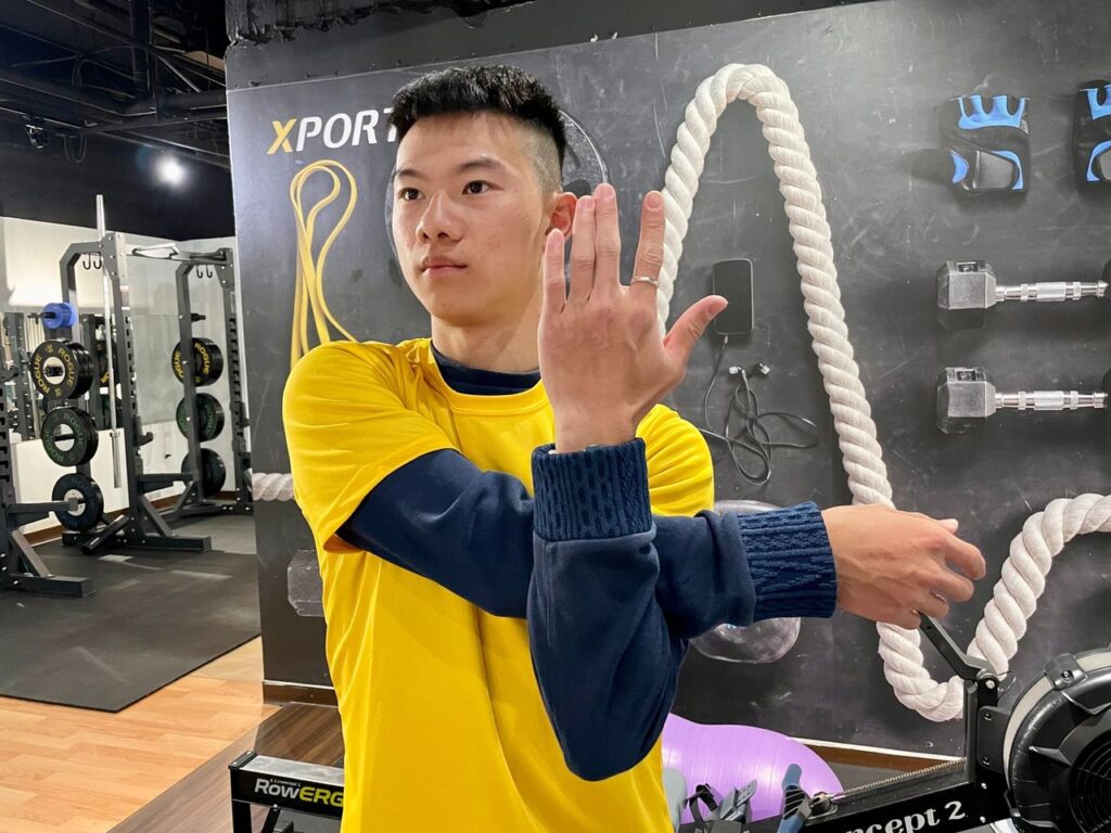 跑步後做收操是為了幫助身體恢復正常狀態，減少跑步帶來的壓力和疲勞。收操可以使肌肉放鬆，促進血液循環，消除乳酸和其他代謝物質，以及預防肌肉和關節的傷害。