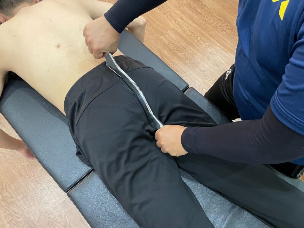 運動訓練完後,身體肌群會出現疲勞以及筋膜水分的喪失情況,都非常適合用筋膜刀來恢復。只要順著肌肉紋路刮,並做好橫向清除結痂,如此就能盡快讓身體組織康復。