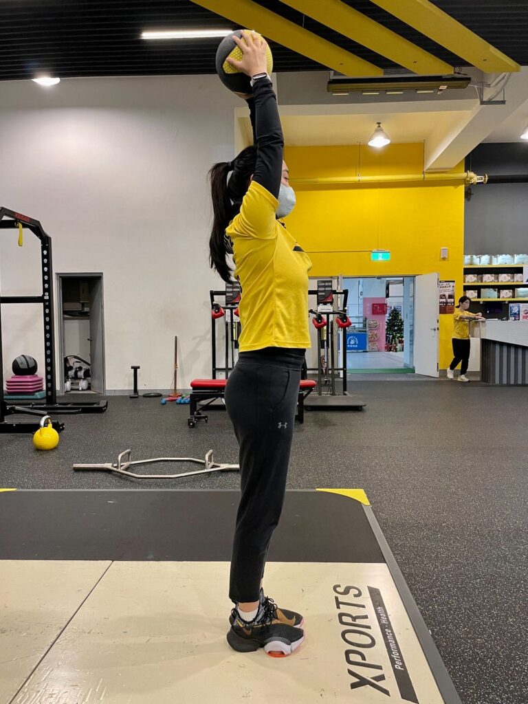 肌少症的族群因為肌肉量比較少,加上女性對重量會有恐懼感,此時可以拿看起來「和藹可親」的藥球來做練習。我們將提供三種加強肌力的訓練方式,一起來試看看吧!