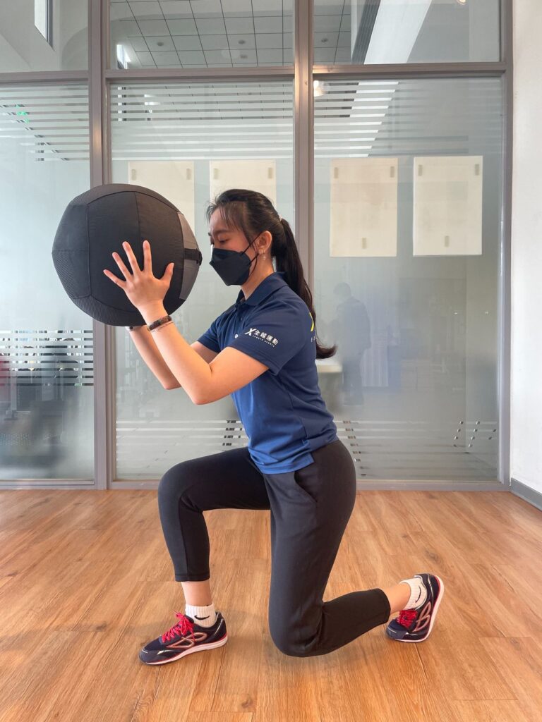 藥球當作訓練負重的器材相當實際，如果沒時間前往健身房，也可在家用裝水的寶特瓶或書本等物體替代。建議一開始的重量先別管輕重，以要求動作的穩定跟標準為首要關注的重點。