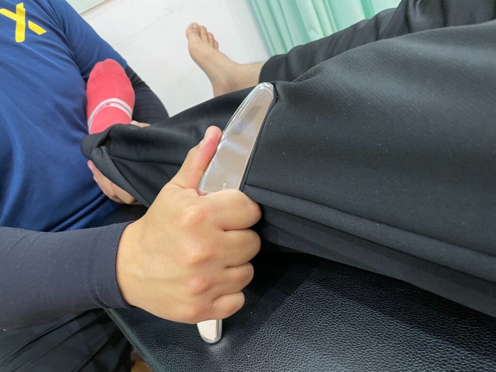 運動訓練完後,身體肌群會出現疲勞以及筋膜水分的喪失情況,都非常適合用筋膜刀來恢復。只要順著肌肉紋路刮,並做好橫向清除結痂,如此就能盡快讓身體組織康復。