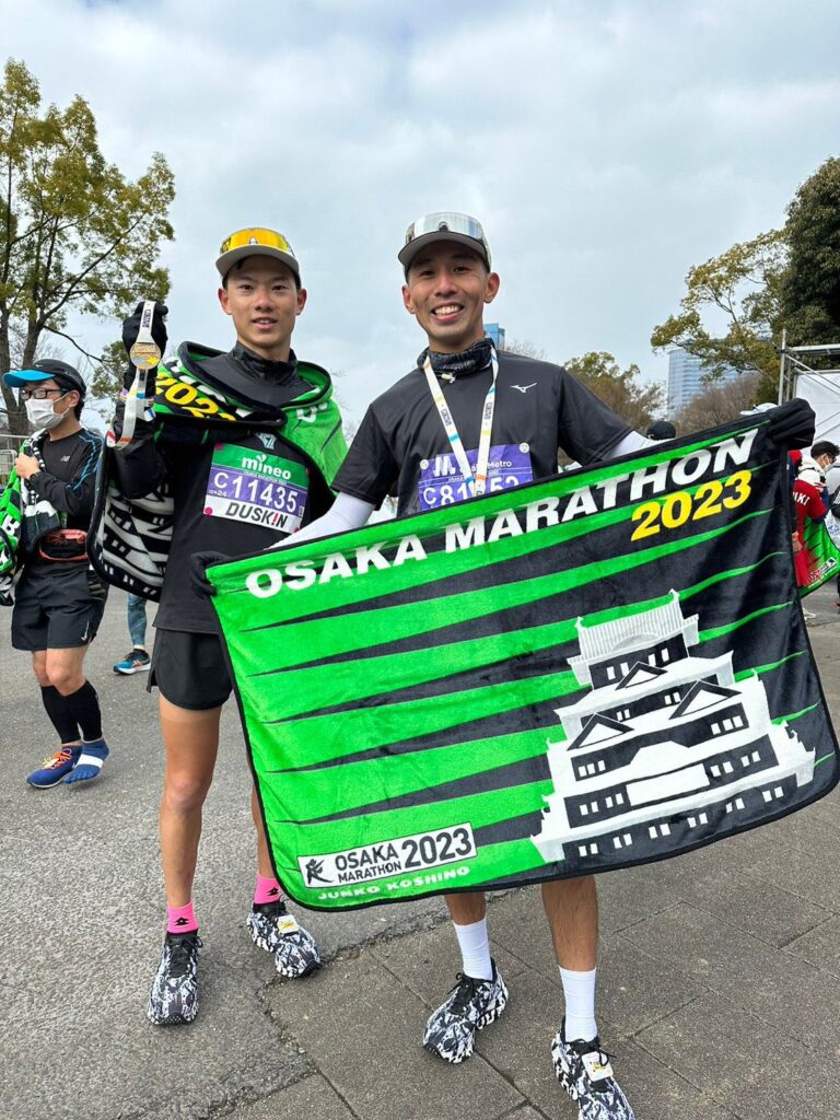 成功抽中大阪馬拉松的選手，建議大賽前一天就可以前往報到處領取物資。大阪馬有公開下載防疫APP要先設定好，前兩週得上傳健康自主管理，每天回報自身狀況。

