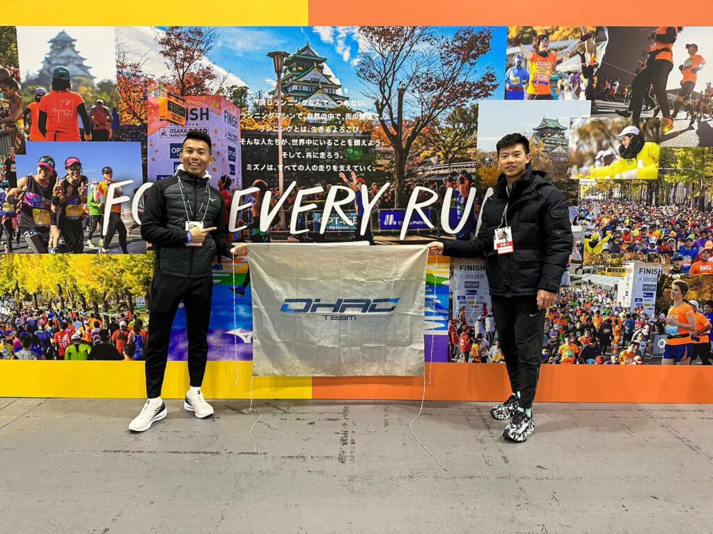 成功抽中大阪馬拉松的選手，建議大賽前一天就可以前往報到處領取物資。大阪馬有公開下載防疫APP要先設定好，前兩週得上傳健康自主管理，每天回報自身狀況。

