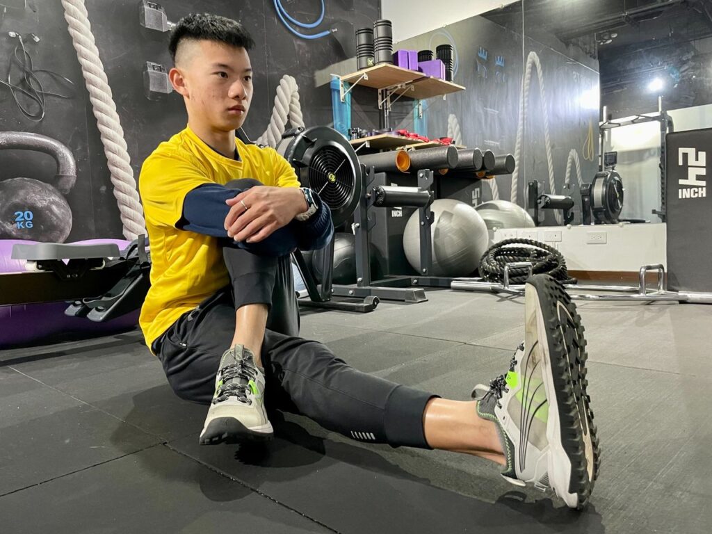 跑步後做收操是為了幫助身體恢復正常狀態，減少跑步帶來的壓力和疲勞。收操可以使肌肉放鬆，促進血液循環，消除乳酸和其他代謝物質，以及預防肌肉和關節的傷害。