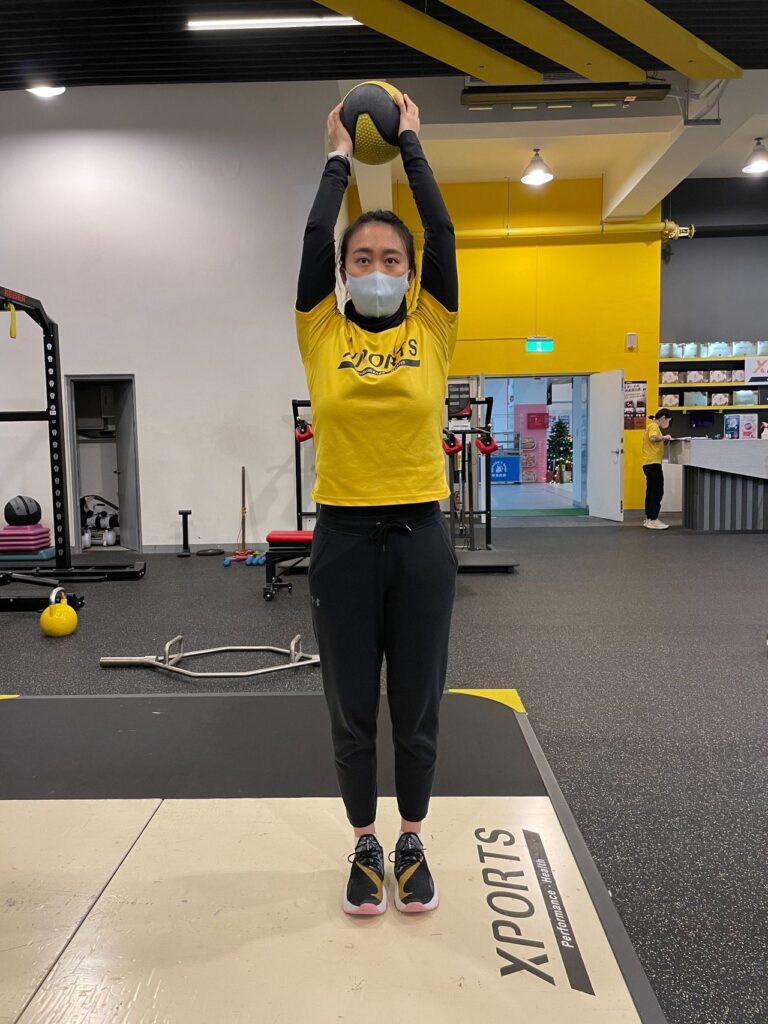 肌少症的族群因為肌肉量比較少,加上女性對重量會有恐懼感,此時可以拿看起來「和藹可親」的藥球來做練習。我們將提供三種加強肌力的訓練方式,一起來試看看吧!