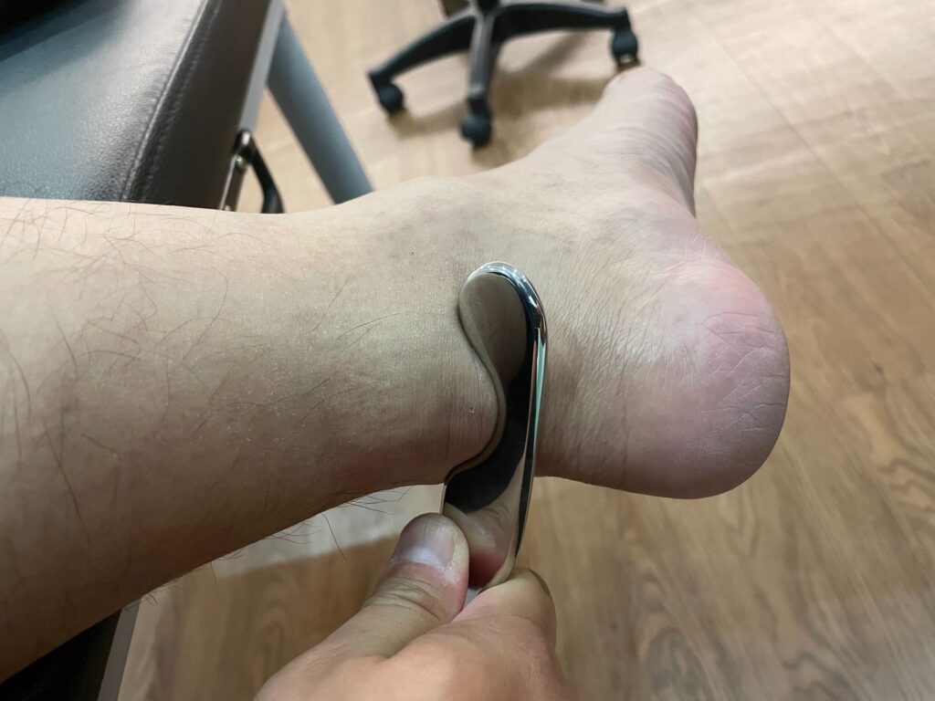 運動訓練完後,身體肌群會出現疲勞以及筋膜水分的喪失情況,都非常適合用筋膜刀來恢復。只要順著肌肉紋路刮,並做好橫向清除結痂,如此就能盡快讓身體組織康復。