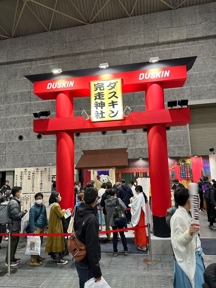 成功抽中大阪馬拉松的選手，建議大賽前一天就可以前往報到處領取物資。大阪馬有公開下載防疫APP要先設定好，前兩週得上傳健康自主管理，每天回報自身狀況。

