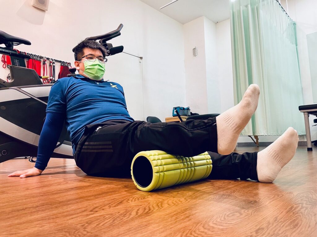 使用滾筒進行放鬆運動時,主要可以分為兩種形式。第一種形式是類似瑜伽磚的功能,當動作中需要一些力量表現時,可以使用滾筒作為輔助道具,例如在伸展時使用滾筒作為墊子,藉此增加伸展強度。