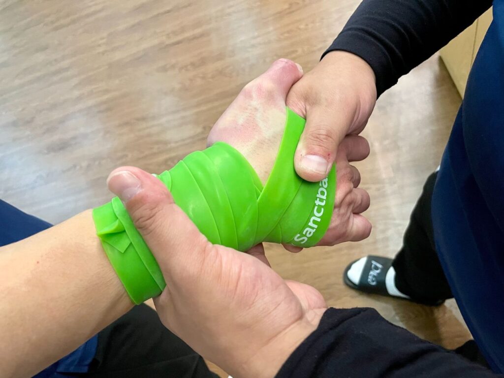 暱稱巫毒帶的FLOSSBAND功能性加壓帶利用很簡單的器材道具和專業手法，來達到舒緩和傷害放鬆的防護效果。至於究竟在什麼時候可以使用，同時幫助運動後的恢復呢？