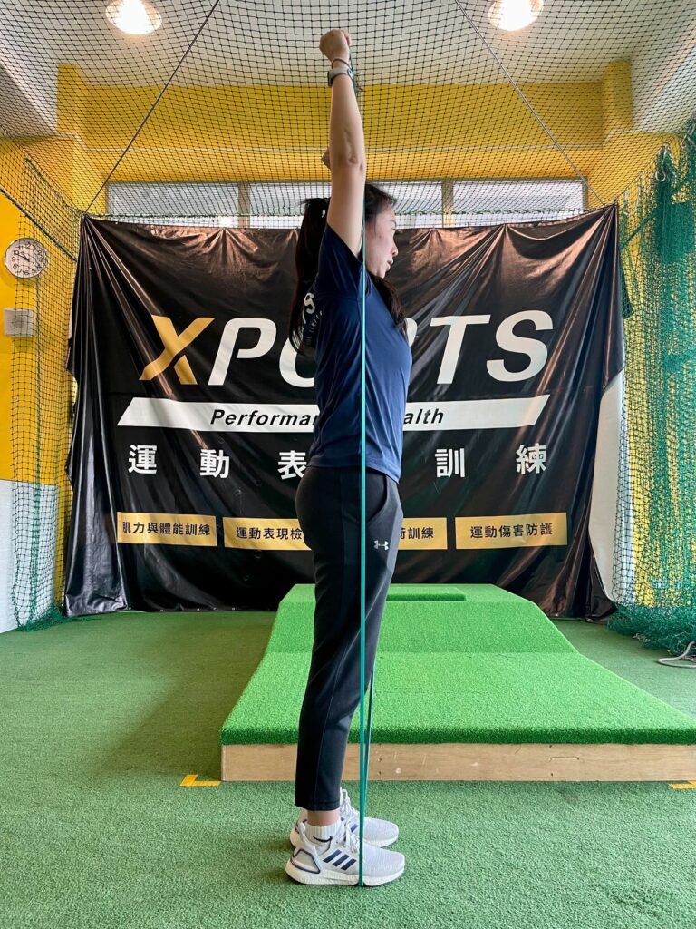 彈力帶是一種非常方便的訓練工具,可以隨時隨地使用,而且阻力能根據個人的需要逐步增加。這對於一些害怕使用重量,或是力量不足的人來說是一個非常好的訓練選擇。彈力帶的侵略性也比較低,不會讓人感到害怕。對於一些投擲類、攀岩、游泳、揮拍、高爾夫等運動員來說,使用